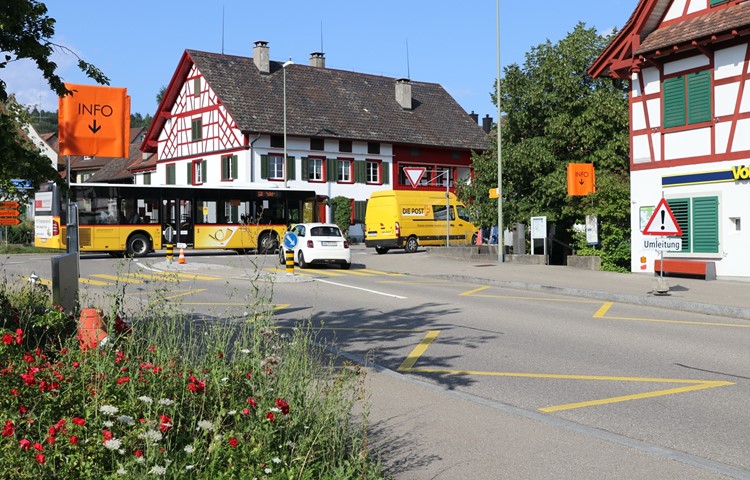 Das Postauto 630 wird in Benken nicht mehr Richtung Marthalen abbiegen, sondern geradeaus fahren – das Regime während der Bauphase im Sommer 2021 wird definitiv eingeführt. Das Postauto 630 wird in Benken nicht mehr Richtung Marthalen abbiegen, sondern geradeaus fahren – das Regime während der Bauphase im Sommer 2021 wird definitiv eingeführt.