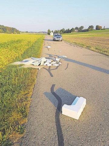 Bereits zum zweiten Mal wurde dieses Jahr illegal Abfall entsorgt. Bisher wurde das Sperrgut jeweils in den Wäldern nördlich des Dorfes entsorgt – nun noch dreister auf und entlang der Wilemerstrasse.