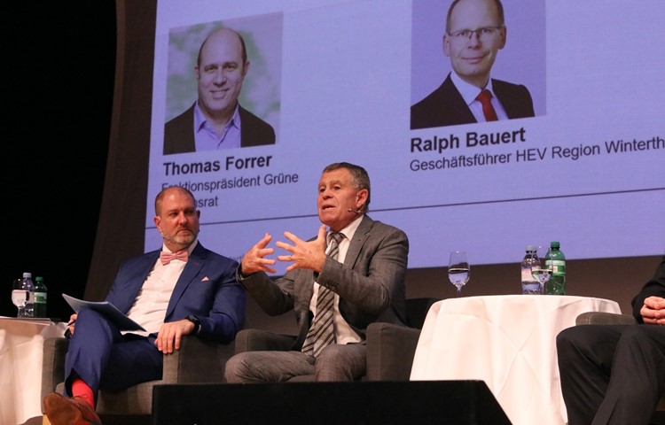 Moderator Philippe Pfiffner und Regierungspräsident Ernst Stocker am HEV-Anlass am Mittwoch in Winterthur. Moderator Philippe Pfiffner und Regierungspräsident Ernst Stocker am HEV-Anlass am Mittwoch in Winterthur.