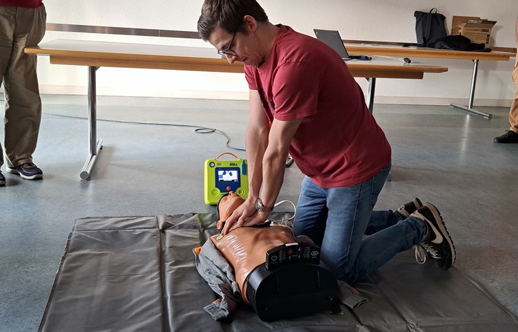 Notarzt Philipp Kuhn demonstriert, wie die Herzmassage mithilfe des Defibrillators korrekt durchgeführt wird. Notarzt Philipp Kuhn demonstriert, wie die Herzmassage mithilfe des Defibrillators korrekt durchgeführt wird.