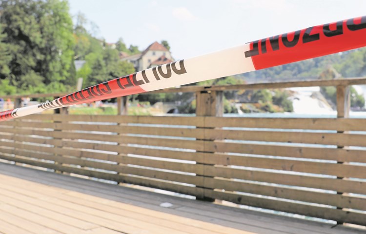 Die etwas ins Rheinfallbecken hinein gebaute Holzterrasse ist gesperrt; darunter befindet sich ein kühler Rückzugsort, wo sich Rheinäschen erholen können. Die etwas ins Rheinfallbecken hinein gebaute Holzterrasse ist gesperrt; darunter befindet sich ein kühler Rückzugsort, wo sich Rheinäschen erholen können.