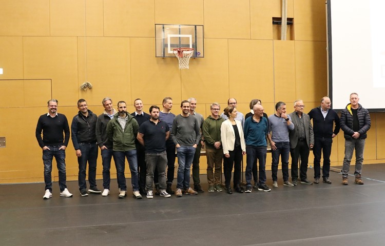 Nach dem Zusammenschluss braucht es weniger Behördenmitglieder. Für 22 endet die Amtszeit Ende Jahr. 18 von ihnen waren an der ersten Gemeindeversammlung am Montag anwesend – «recht viele junge», wie ein Teilnehmer staunte. Nach dem Zusammenschluss braucht es weniger Behördenmitglieder. Für 22 endet die Amtszeit Ende Jahr. 18 von ihnen waren an der ersten Gemeindeversammlung am Montag anwesend – «recht viele junge», wie ein Teilnehmer staunte.