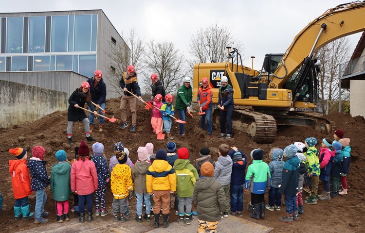 Nur zwei von drei Kindergartenklassen konnten am Spatenstich dabei sein. Sie beobachteten ihre Lehrerinnen Isabelle Süss (v.l.) und Nina Langhart, Schulpfleger Remi Räbsamen, Baumeister Roman Rütimann, Totalunternehmer Martin Schaub, Schulleiter Mike Hanusch und Primarschulpflegepräsident Robi Sigg. Nur zwei von drei Kindergartenklassen konnten am Spatenstich dabei sein. Sie beobachteten ihre Lehrerinnen Isabelle Süss (v.l.) und Nina Langhart, Schulpfleger Remi Räbsamen, Baumeister Roman Rütimann, Totalunternehmer Martin Schaub, Schulleiter Mike Hanusch und Primarschulpflegepräsident Robi Sigg.