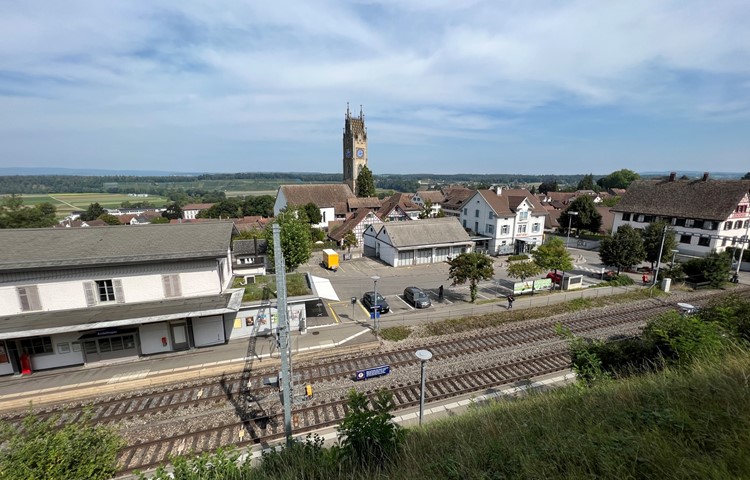 Die Verteilstelle (Bildmitte mit Garagentoren) muss nicht zwingend am gleichen Standort sein wie die Postfiliale (Gebäude rechts davon). Die Verteilstelle (Bildmitte mit Garagentoren) muss nicht zwingend am gleichen Standort sein wie die Postfiliale (Gebäude rechts davon).