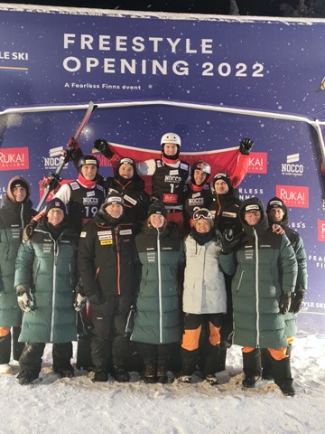 Die erfolgreiche Schweizer Delegation mit Weltcup-Sieger Pirmin Werner aus Alten (Bildmitte) und dem zweitplatzierten Noé Roth (direkt rechts neben ihm).