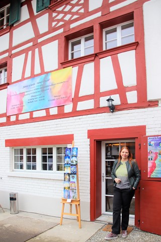 Ivana Felder vor dem ehemaligen Stall, neu umgebaut zum Gewerberaum. Ivana Felder vor dem ehemaligen Stall, neu umgebaut zum Gewerberaum.