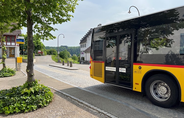 Die Insel zum Aussteigen ist nicht mehr nötig, da das Postauto die Haltestelle Unterstadt bald nur noch aus Richtung «Buck» anfahren wird. Auf einen Wetterschutz für Wartende beim Waldkirch‘schen Haus wird verzichtet, die Strasse wird zudem verengt. Die Insel zum Aussteigen ist nicht mehr nötig, da das Postauto die Haltestelle Unterstadt bald nur noch aus Richtung «Buck» anfahren wird. Auf einen Wetterschutz für Wartende beim Waldkirch‘schen Haus wird verzichtet, die Strasse wird zudem verengt.