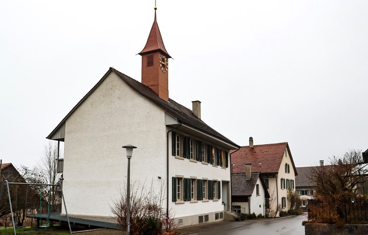 Das alte Schulhäuschen in Humlikon gehört der Primarschule Andelfingen. Es wird von der HPS für zwei Klassen mit älteren Jugendlichen genutzt und soll 2027 verkauft werden. Das alte Schulhäuschen in Humlikon gehört der Primarschule Andelfingen. Es wird von der HPS für zwei Klassen mit älteren Jugendlichen genutzt und soll 2027 verkauft werden.