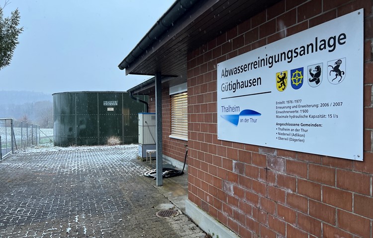 Andere Kläranlagen haben Becken, jene in Gütighausen funktioniert mit dem SBR-Verfahren (Sequence Batch Reaktor). Zurzeit gibt sie aber aus anderem Grund zu reden. Andere Kläranlagen haben Becken, jene in Gütighausen funktioniert mit dem SBR-Verfahren (Sequence Batch Reaktor). Zurzeit gibt sie aber aus anderem Grund zu reden.