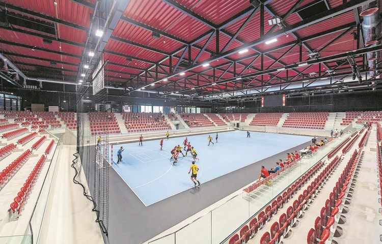 Beim Handball-Testspiel Pfadi gegen Gossau blieben noch viele der 2000 Sitzplätze leer. Beim Handball-Testspiel Pfadi gegen Gossau blieben noch viele der 2000 Sitzplätze leer.