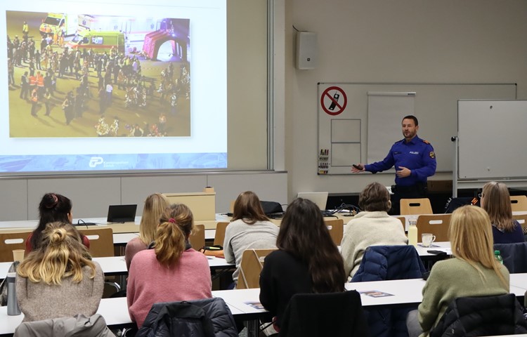 Das Bild von der letzten «RS» täuscht: Die 120 Angehörigen des Care-Teams sind recht ausgewogen nach Alter, Geschlecht, Beruf und Region verteilt. Rund 55 Prozent sind Frauen, und nur 10 haben eine Psychologieausbildung. Das Bild von der letzten «RS» täuscht: Die 120 Angehörigen des Care-Teams sind recht ausgewogen nach Alter, Geschlecht, Beruf und Region verteilt. Rund 55 Prozent sind Frauen, und nur 10 haben eine Psychologieausbildung.