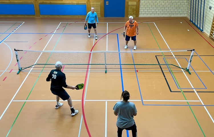 Mitglieder des Pickleball-Vereins in Hettlingen beim Spiel. Die «Küche» genannte Zone vor dem Netz darf nicht betreten werden, ausser wenn ein Ball darin aufschlägt. Punkte gibts wie beim Tennis für Fehler des Gegners. Mitglieder des Pickleball-Vereins in Hettlingen beim Spiel. Die «Küche» genannte Zone vor dem Netz darf nicht betreten werden, ausser wenn ein Ball darin aufschlägt. Punkte gibts wie beim Tennis für Fehler des Gegners.