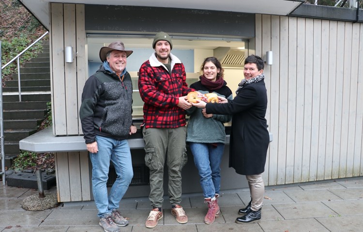 Gemeinderätin Irène Brühlmeier (r.) überreicht dem neuen Pächterpaar Rick Odermatt und Michelle Murri feierlich den «Schlüssel» zur Badi Bachdelle. Bademeister Beat Wüthrich (l.) freut sich auf die Zusammenarbeit. Gemeinderätin Irène Brühlmeier (r.) überreicht dem neuen Pächterpaar Rick Odermatt und Michelle Murri feierlich den «Schlüssel» zur Badi Bachdelle. Bademeister Beat Wüthrich (l.) freut sich auf die Zusammenarbeit.