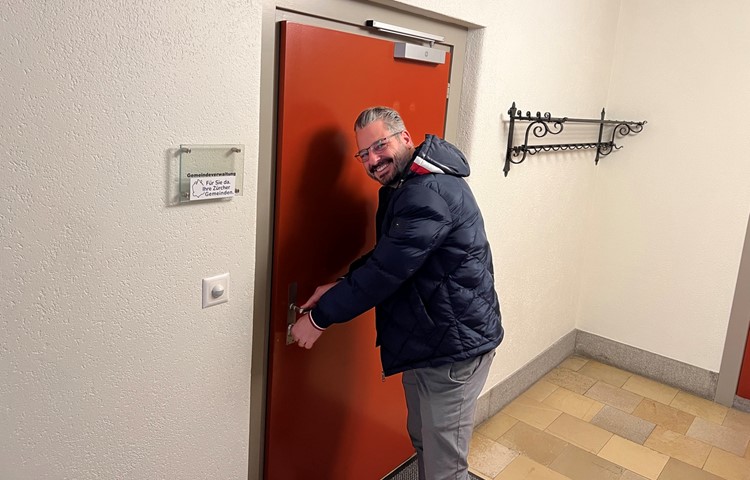 Marcel Meisterhans geht als letzter Gemeindepräsident von Humlikon in die Geschichte ein. Marcel Meisterhans geht als letzter Gemeindepräsident von Humlikon in die Geschichte ein.