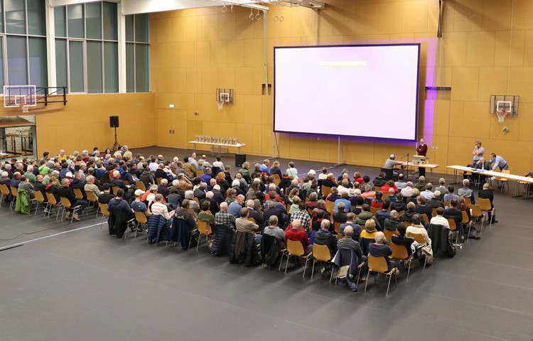 Die erste Budgetversammlung von Andelfingen fand mit 170 Stimmberechtigten statt – und einer Verzögerung wegen technischer Probleme. Die erste Budgetversammlung von Andelfingen fand mit 170 Stimmberechtigten statt – und einer Verzögerung wegen technischer Probleme.