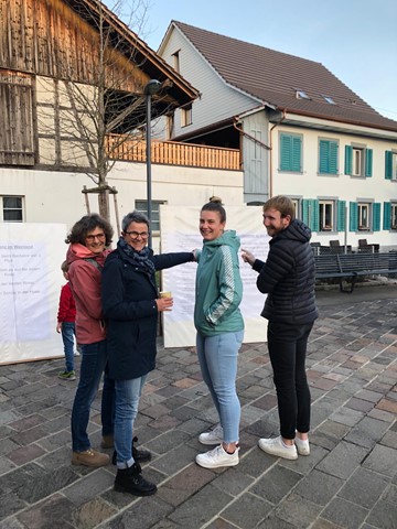 Manches Schmunzeln und einige Lacher waren am Neujahrsapéro vor dem neuen Gemeindehaus zu hören. Im Hintergrund die Schilder. Manches Schmunzeln und einige Lacher waren am Neujahrsapéro vor dem neuen Gemeindehaus zu hören. Im Hintergrund die Schilder.
