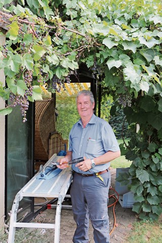 Werner Huber kann mit Werkzeug, aber auch mit Computern, Hühnern, mit Mikrofon und Segelboot und vielem mehr. Werner Huber kann mit Werkzeug, aber auch mit Computern, Hühnern, mit Mikrofon und Segelboot und vielem mehr.