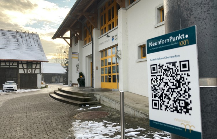 Das Schild beim Gemeindehaus ist leicht zu finden. Das Schild beim Gemeindehaus ist leicht zu finden.