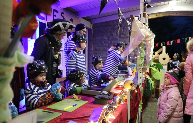 Die Kinder der 1. bis 9. Klasse boten am Schulhausfest diverse selbst gemachte Leckereien an … Die Kinder der 1. bis 9. Klasse boten am Schulhausfest diverse selbst gemachte Leckereien an …