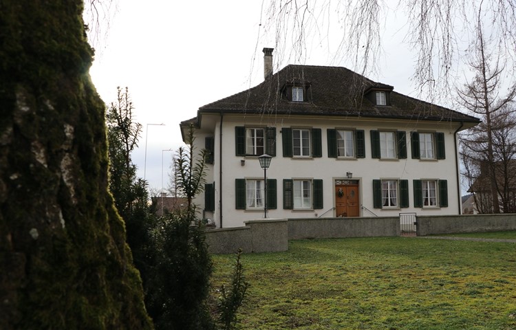 Noch bis Ende März 2023 ist die Sechszimmerwohnung im Pfarrhaus der Reformierten Kirche Henggart das Zuhause von acht ukrainischen Flüchtlingen. Noch bis Ende März 2023 ist die Sechszimmerwohnung im Pfarrhaus der Reformierten Kirche Henggart das Zuhause von acht ukrainischen Flüchtlingen.