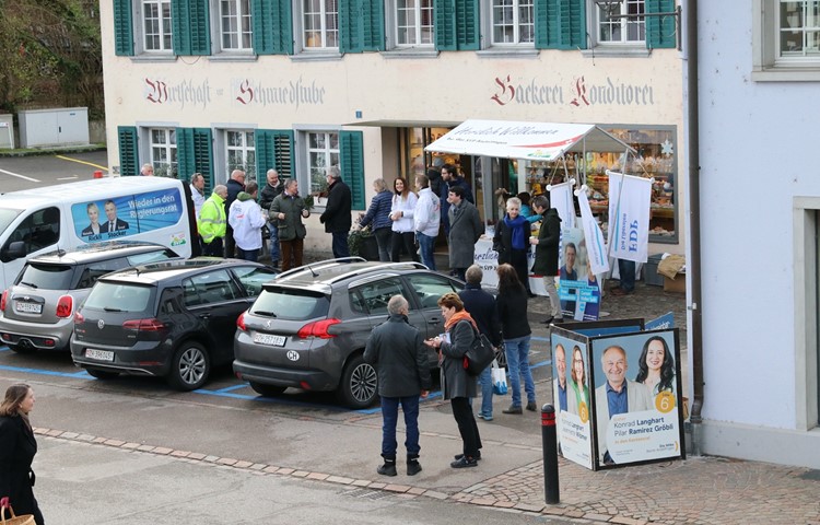 «Roadshow» in Andelfingen: Die drei bürgerlichen Parteien SVP, FDP und Die Mitte auf dem Marktplatz. «Roadshow» in Andelfingen: Die drei bürgerlichen Parteien SVP, FDP und Die Mitte auf dem Marktplatz.