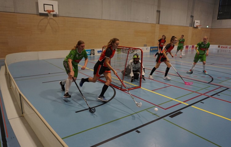 Die «Traktoriñas» (rot) treffen bei ihrer Heimrunde unter anderem auf Unihockey Tösstal wie hier 2020. Die «Traktoriñas» (rot) treffen bei ihrer Heimrunde unter anderem auf Unihockey Tösstal wie hier 2020.