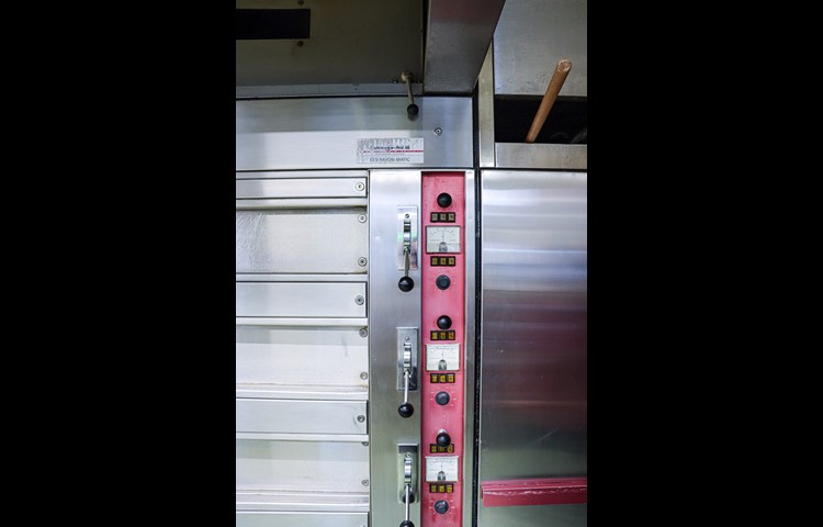 Energieintensiv: Die vier Öfen der Bäckerei Gut kühlen selten ab.