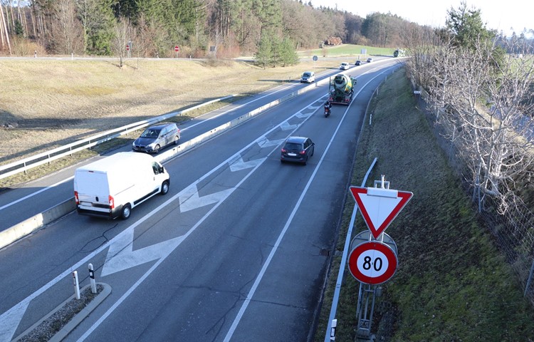 Der Mann fuhr bei Henggart von links auf der A4 kommend über die Sperrfläche, um auf dem Beschleunigungsstreifen rechts zu überholen, ehe er wieder auf die normale Fahrbahn wechselte. Der Mann fuhr bei Henggart von links auf der A4 kommend über die Sperrfläche, um auf dem Beschleunigungsstreifen rechts zu überholen, ehe er wieder auf die normale Fahrbahn wechselte.