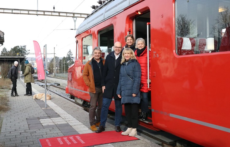 Roter Teppich von der SBB für die Reisenden im roten Doppelpfeil: Arnold Kohler, Holger Gurtner, Sibylle Jüttner, Jacqueline Fehr und Priska Seiler Graf (vorne). Roter Teppich von der SBB für die Reisenden im roten Doppelpfeil: Arnold Kohler, Holger Gurtner, Sibylle Jüttner, Jacqueline Fehr und Priska Seiler Graf (vorne).