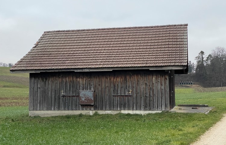Am Standort des aktuellen Schützenhauses in Volken könnte bald ein grösseres, von den Schützenvereinen aus Dorf, Flaach und Volken genutztes, entstehen. Die Lärmbelastung ist hier am geringsten. Am Standort des aktuellen Schützenhauses in Volken könnte bald ein grösseres, von den Schützenvereinen aus Dorf, Flaach und Volken genutztes, entstehen. Die Lärmbelastung ist hier am geringsten.