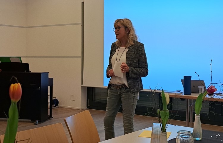 Heidi Fischer inspirierte am Frauenabend mit ihrer Lebensgeschichte, die geprägt ist von vielen Krisen. Heidi Fischer inspirierte am Frauenabend mit ihrer Lebensgeschichte, die geprägt ist von vielen Krisen.