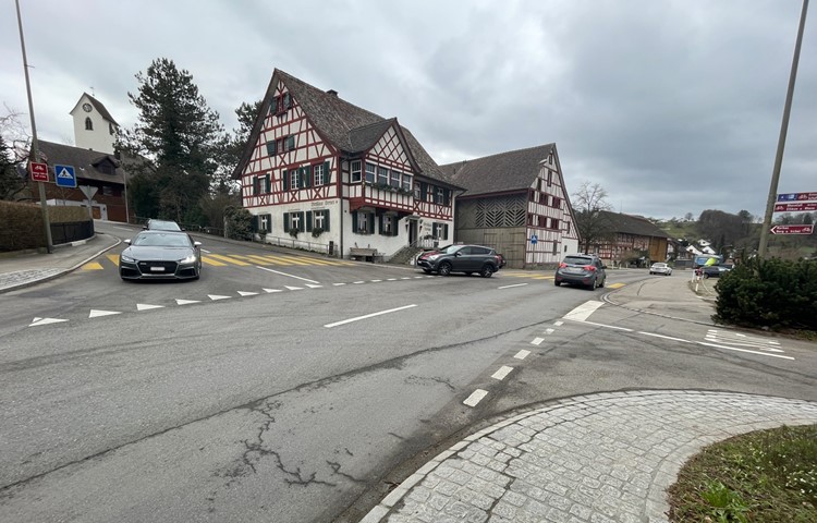 Das Linksabbiegen vom Ortskern von Flaach hinauf nach Berg am Irchel könnte durch die Umfahrung von Eglisau zu Stosszeiten schwierig werden und für Rückstau sorgen. Das Linksabbiegen vom Ortskern von Flaach hinauf nach Berg am Irchel könnte durch die Umfahrung von Eglisau zu Stosszeiten schwierig werden und für Rückstau sorgen.