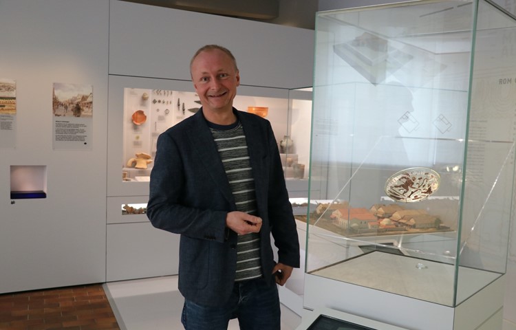 Florian Ter-Nedden ist Kurator für regionale Archäologie im Museum zu Allerheiligen. Er kennt sich aus in der Geschichte der Menschheit und weiss, welche Schätze in der Region schon zu Tage gebracht wurden. Florian Ter-Nedden ist Kurator für regionale Archäologie im Museum zu Allerheiligen. Er kennt sich aus in der Geschichte der Menschheit und weiss, welche Schätze in der Region schon zu Tage gebracht wurden.