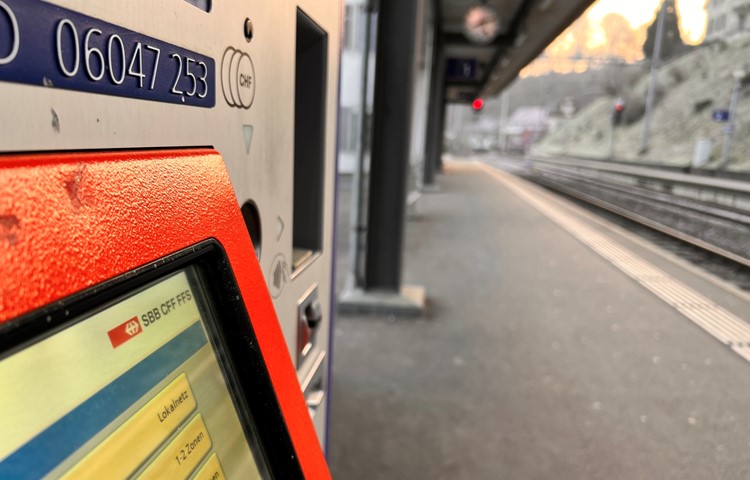 Die Verkaufskanäle erkennen, wenn für die gewählte Strecke – im Bild am Bahnhof Andelfingen eine Fahrt nach Henggart – ein Lokalnetz-Billett verfügbar ist. Die Verkaufskanäle erkennen, wenn für die gewählte Strecke – im Bild am Bahnhof Andelfingen eine Fahrt nach Henggart – ein Lokalnetz-Billett verfügbar ist.