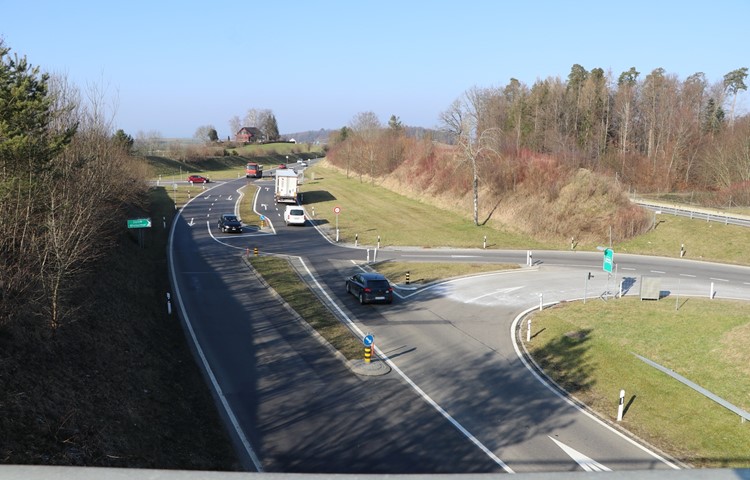 Bei Henggart soll ein Kreisel entstehen und die Einfahrt in die A4 verlängert werden. Bei Henggart soll ein Kreisel entstehen und die Einfahrt in die A4 verlängert werden.