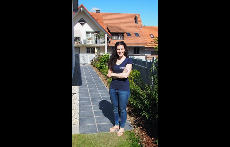 In Buch am Irchel wurde im Garten von Etark-Geschäftsführerin Jessica Müller der erste Solarweg der Schweiz verlegt.