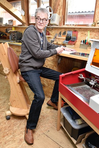 Roger Wachter ist in der Werkstatt in seinem Element. Den Stuhl baute er aus alten Regal-Seitenwänden. Roger Wachter ist in der Werkstatt in seinem Element. Den Stuhl baute er aus alten Regal-Seitenwänden.