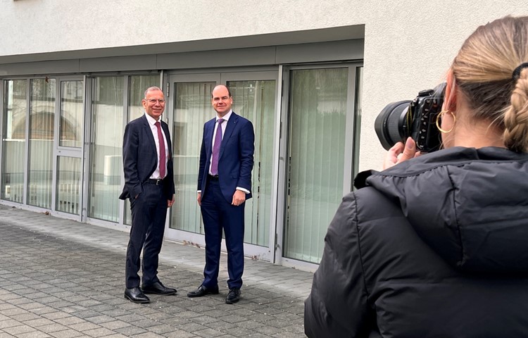 Hannes Germann (links) und Beat Stöckli posieren vor dem Provisorium an der Frauengasse. Der Neubau des Hauptsitzes kostet die Ersparniskasse rund zwei Millionen mehr als ursprünglich geplant und soll im Sommer abgeschlossen sein Hannes Germann (links) und Beat Stöckli posieren vor dem Provisorium an der Frauengasse. Der Neubau des Hauptsitzes kostet die Ersparniskasse rund zwei Millionen mehr als ursprünglich geplant und soll im Sommer abgeschlossen sein