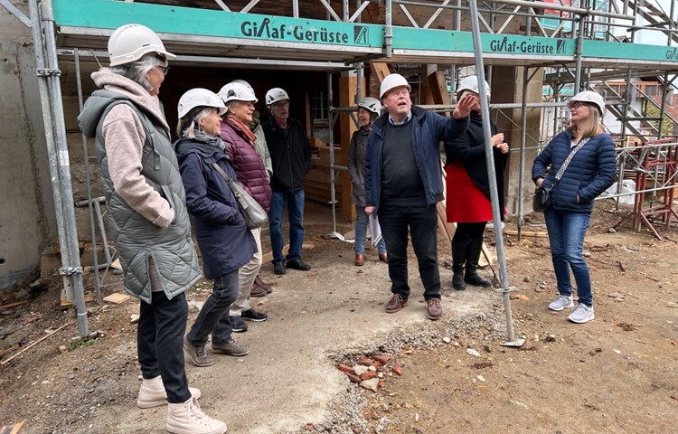 Der Rebstock wird Wohnhaus. Hans Lutz (Mitte) erklärt den Interessierten, was im Aussenbereich geplant ist. Der Rebstock wird Wohnhaus. Hans Lutz (Mitte) erklärt den Interessierten, was im Aussenbereich geplant ist.