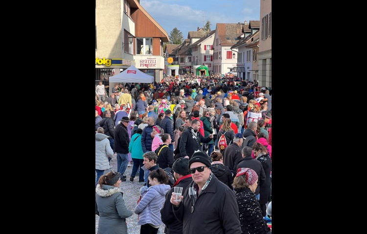Nach der 39. und letzten Gruppe strömten die Zuschauenden auf den Marktplatz.