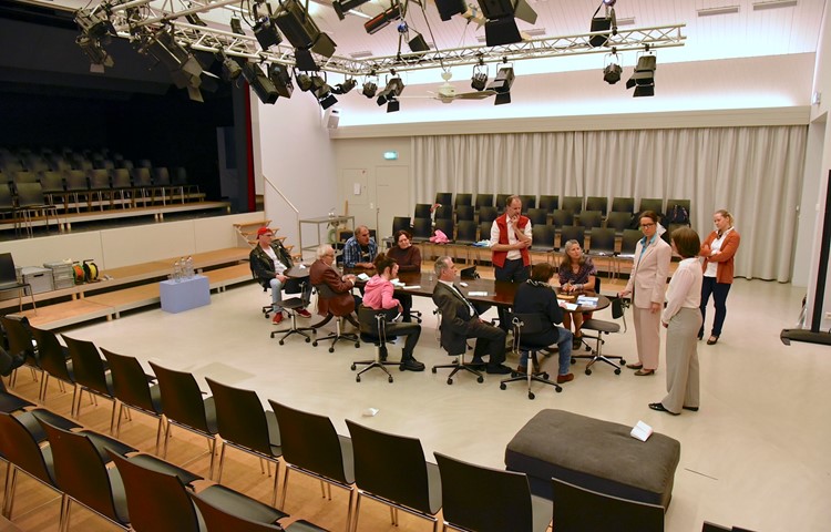 Ungewohntes Theaterbild im Löwensaal: Die Schauspielerinnen und Schauspieler spielen in der Mitte, die Zuschauerinnen und Zuschauer sitzen auf drei Seiten drumherum. Ungewohntes Theaterbild im Löwensaal: Die Schauspielerinnen und Schauspieler spielen in der Mitte, die Zuschauerinnen und Zuschauer sitzen auf drei Seiten drumherum.