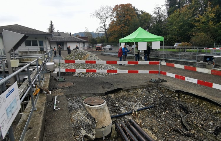 Aufgrund von Senkungen des Bodens ist zwischen den Becken ein Krater entstanden. Der Boden muss, neben der Elektrotechnik, dringend saniert werden. Das Stimmvolk bewilligte das Projekt am Sonntag an der Urne. Aufgrund von Senkungen des Bodens ist zwischen den Becken ein Krater entstanden. Der Boden muss, neben der Elektrotechnik, dringend saniert werden. Das Stimmvolk bewilligte das Projekt am Sonntag an der Urne.