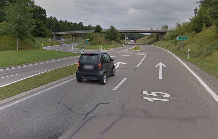 In etwa so präsentierte sich die Situation vor dem Unfall: Der Rentner wollte mit seinem Fahrzeug (wie hier in einem Smart) auf die A4 abbiegen. Der entgegenkommende Lieferwagen befand sich kurz vor der Unterführung, ungefähr dort, wo auch auf dem Screenshot ein dunkles Auto zu erkennen ist. Im abgebildeten Fall hat der Smart allerdings gewartet. In etwa so präsentierte sich die Situation vor dem Unfall: Der Rentner wollte mit seinem Fahrzeug (wie hier in einem Smart) auf die A4 abbiegen. Der entgegenkommende Lieferwagen befand sich kurz vor der Unterführung, ungefähr dort, wo auch auf dem Screenshot ein dunkles Auto zu erkennen ist. Im abgebildeten Fall hat der Smart allerdings gewartet.