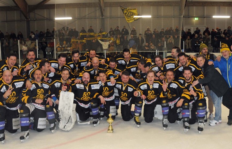 Die Mannschaft des EHC Wilen-Neunforn posiert mit Pokal vor dem mitgereisten Anhang. Die Mannschaft des EHC Wilen-Neunforn posiert mit Pokal vor dem mitgereisten Anhang.