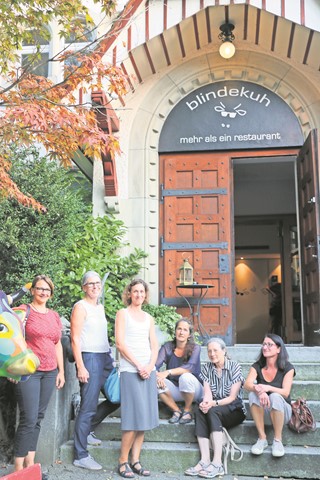 Im Herbst 2016 lud Treffpunkt Frau in das völlig verdunkelte Restaurant Blinde Kuh in Zürich. Die ausserordentliche Erfahrung ist im AZ-Archiv nachzulesen. Im Herbst 2016 lud Treffpunkt Frau in das völlig verdunkelte Restaurant Blinde Kuh in Zürich. Die ausserordentliche Erfahrung ist im AZ-Archiv nachzulesen.