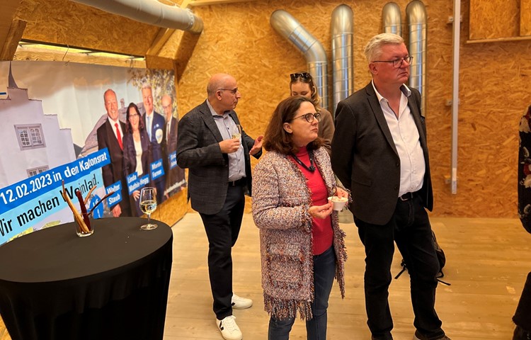 Wahlen wie im Februar in den Kantonsrat beschäftigten die FDP.  Präsidentin Linda Mathis und Martin Farner (vorne) warten gespannt auf die Resultate. Wahlen wie im Februar in den Kantonsrat beschäftigten die FDP.  Präsidentin Linda Mathis und Martin Farner (vorne) warten gespannt auf die Resultate.