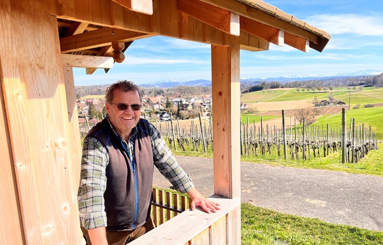 Gerhard Bichsel bei seinem neuen Rebhäuschen im «Grossen Rebberg» in Henggart, der auf alten Karten unter anderem noch als zwei Gebiete «Im Stolzen» und «Im Kaiser» bezeichnet wurde. Daher rührt auch der Name seines Weinguts «Kaiser Wingert». Gerhard Bichsel bei seinem neuen Rebhäuschen im «Grossen Rebberg» in Henggart, der auf alten Karten unter anderem noch als zwei Gebiete «Im Stolzen» und «Im Kaiser» bezeichnet wurde. Daher rührt auch der Name seines Weinguts «Kaiser Wingert».