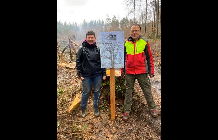 Gemeinderätin Irène Brühlmeier und OLG-Präsident Hansruedi Kohler vor der neuen Jubiläumstafel.