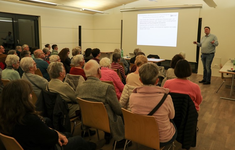 Fast 100 Personen besuchten den Fachvortrag von Robert Koch und lauschten gespannt dessen Ausführungen zum Thema «Demenz». Im Anschluss tauschten sich zudem einige Betroffene über das Leben mit an Demenz Erkrankten aus. Fast 100 Personen besuchten den Fachvortrag von Robert Koch und lauschten gespannt dessen Ausführungen zum Thema «Demenz». Im Anschluss tauschten sich zudem einige Betroffene über das Leben mit an Demenz Erkrankten aus.