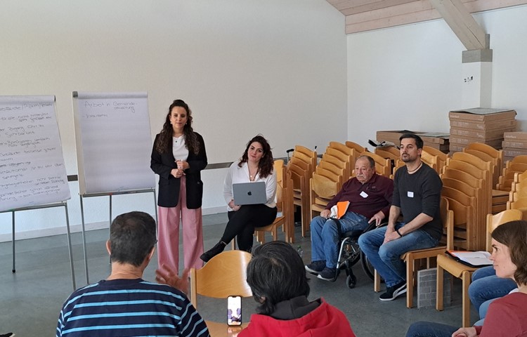 Die Anwesenden halfen, Hindernisse für Menschen mit Behinderungen aufzudecken (v.l.): Die beiden Projektleiterinnen des Inklusions-Checks, Melike Hocaoglu und Leila Drobi, Sepp Ramel, Gemeindepräsident Andreas Wyler. Die Anwesenden halfen, Hindernisse für Menschen mit Behinderungen aufzudecken (v.l.): Die beiden Projektleiterinnen des Inklusions-Checks, Melike Hocaoglu und Leila Drobi, Sepp Ramel, Gemeindepräsident Andreas Wyler.